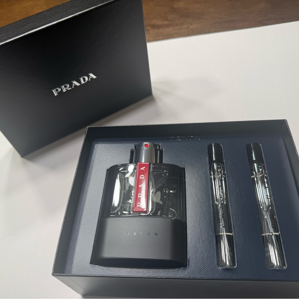 Prada Luna Rossa Carbon EDT 100ml 3 Piece Gift
Set for Men - Picture 3 of 6